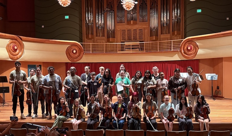 Viola students group picture with Eric Wong