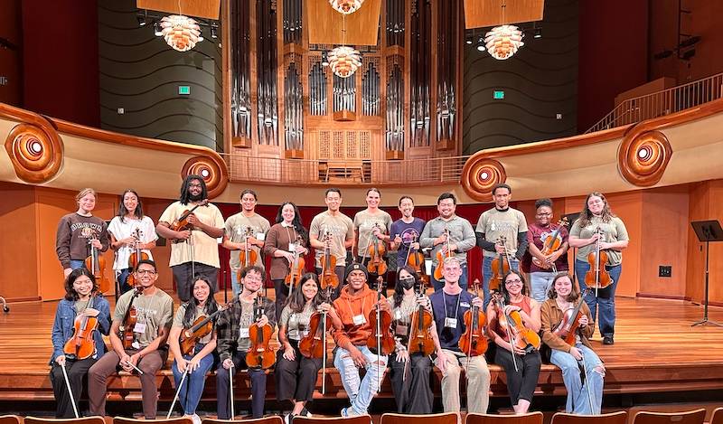 Viola students group picture with Eric Wong